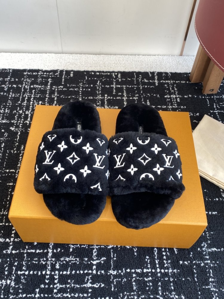 Fluffy fur slippers