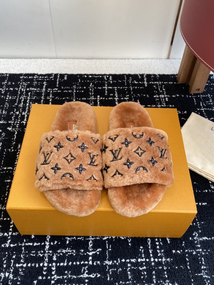 Fluffy fur slippers