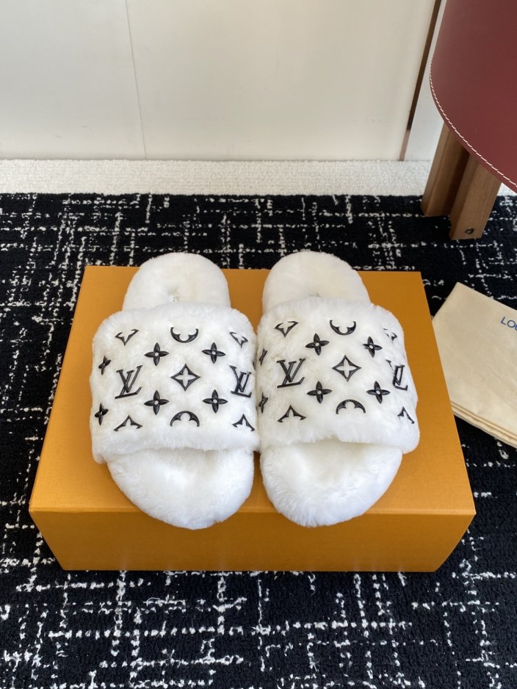 Fluffy fur slippers