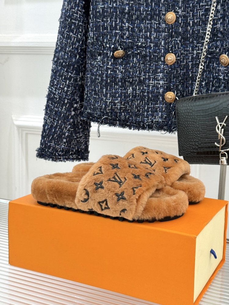Fluffy fur slippers