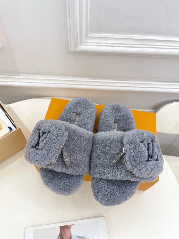 Fluffy fur slippers