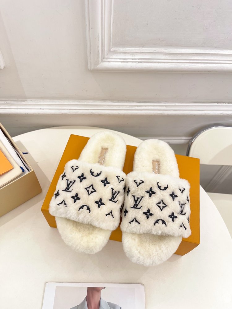 Fluffy fur slippers