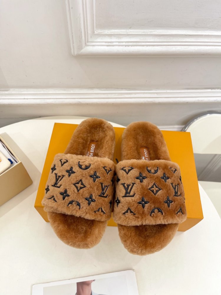Fluffy fur slippers