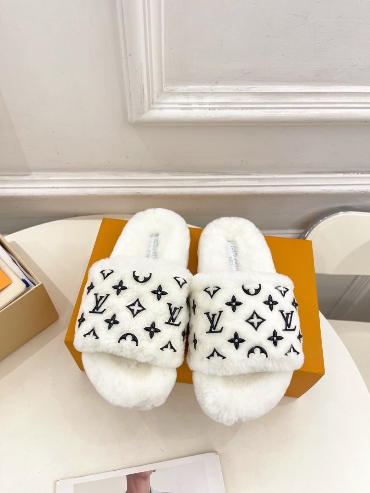 Fluffy fur slippers