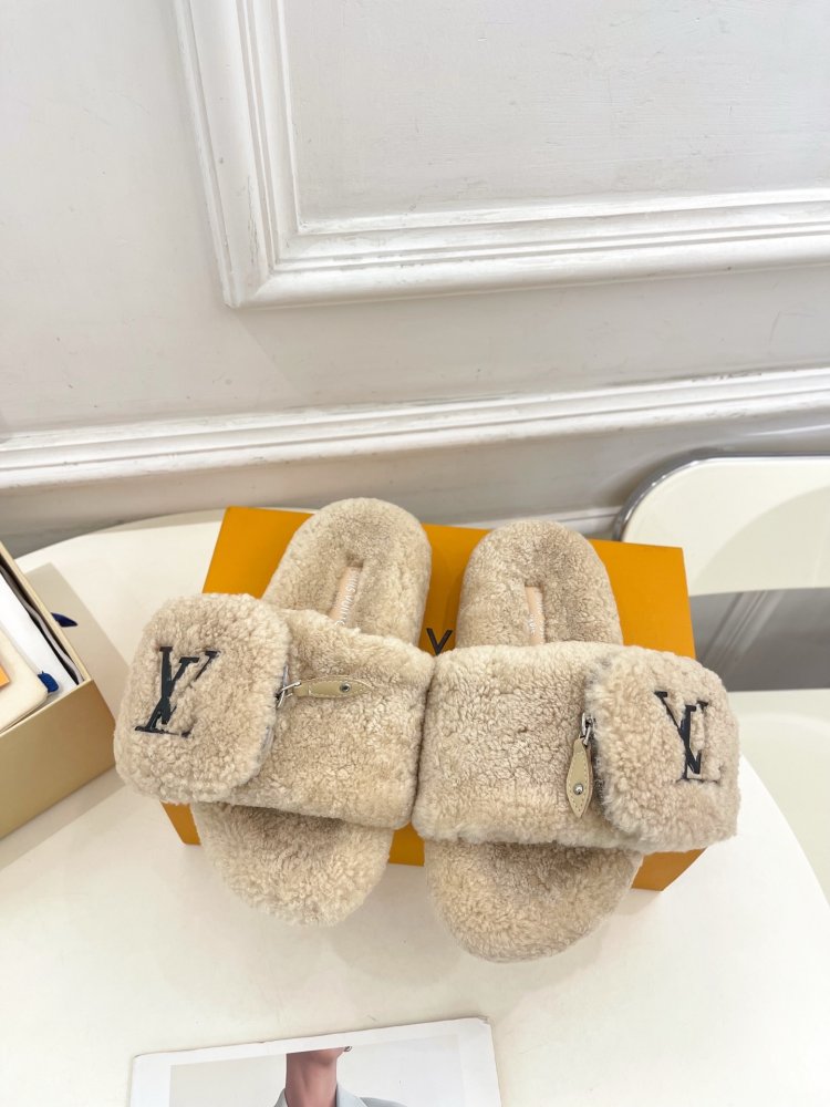 Fluffy fur slippers