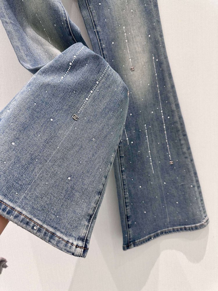 Расклешенные джинсы с бахромой и стразами фото 5