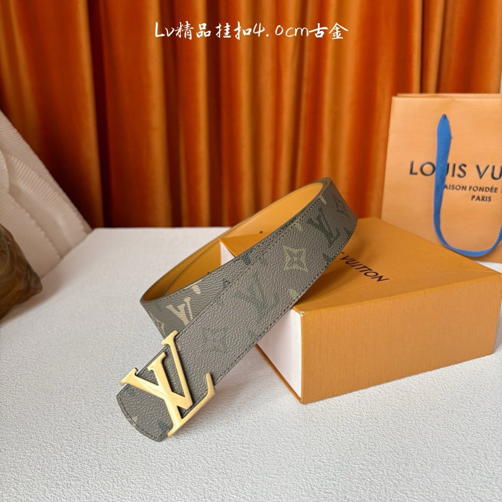 Ремень LV Initials кожаный 40 мм с покрытием Monogram Surplus
