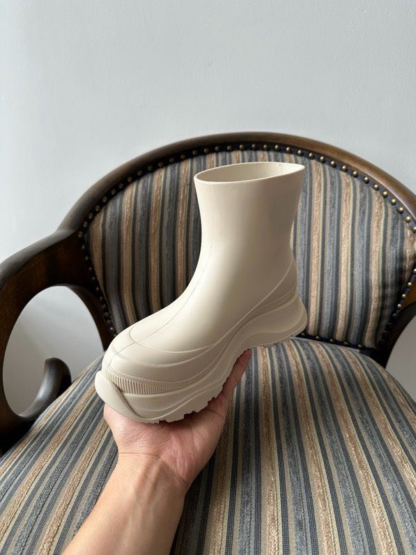 Резиновые ботинки женские