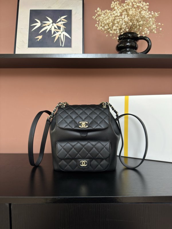 Рюкзак кожаный женский Chanel 22A Duma AS3618 22 см