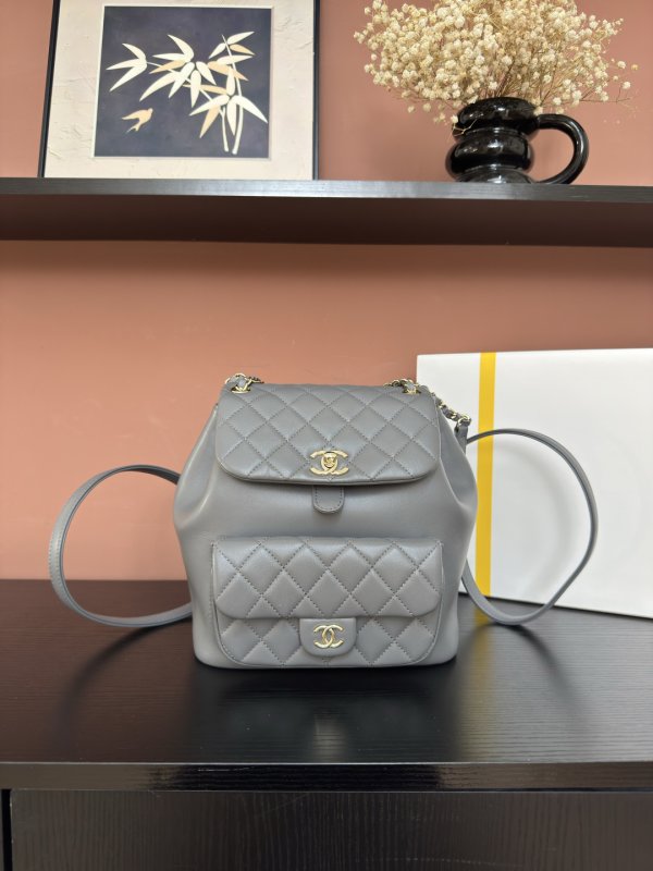 Рюкзак кожаный женский Chanel 22A Duma AS3618 22 см