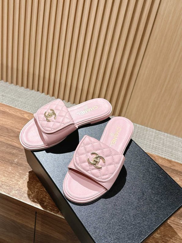 Розовые кожаные шлепанцы