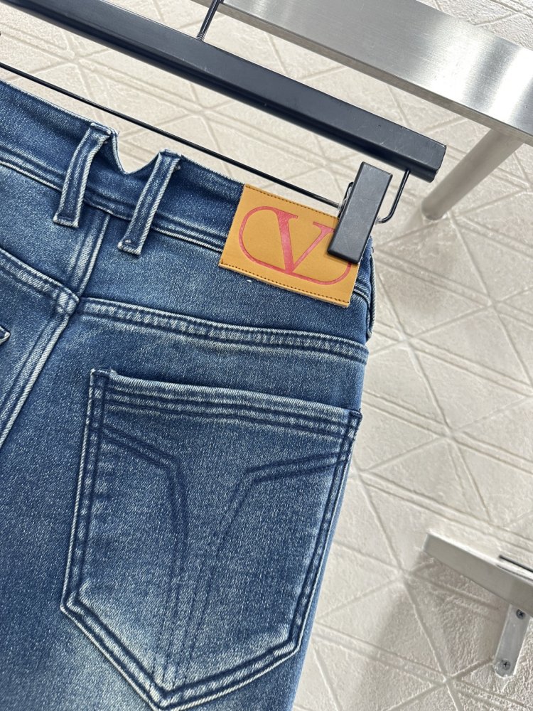 Рваные расклешенные джинсы фото 4