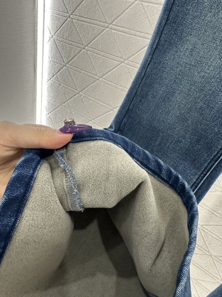 Рваные расклешенные джинсы фото 8