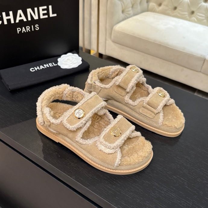 Сандалі жіночі