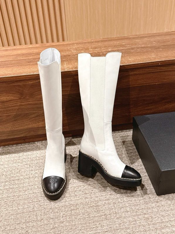 Сапоги Chanel с цепочкой на толстом каблуке