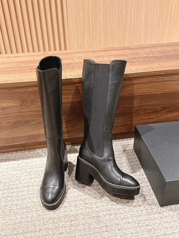 Сапоги Chanel с цепочкой на толстом каблуке