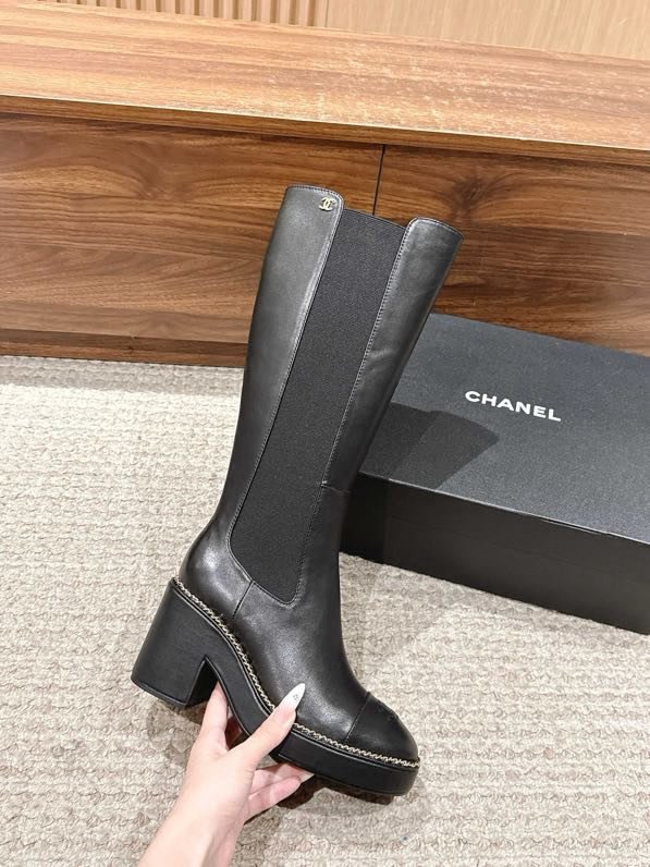 Сапоги Chanel с цепочкой на толстом каблуке фото 2