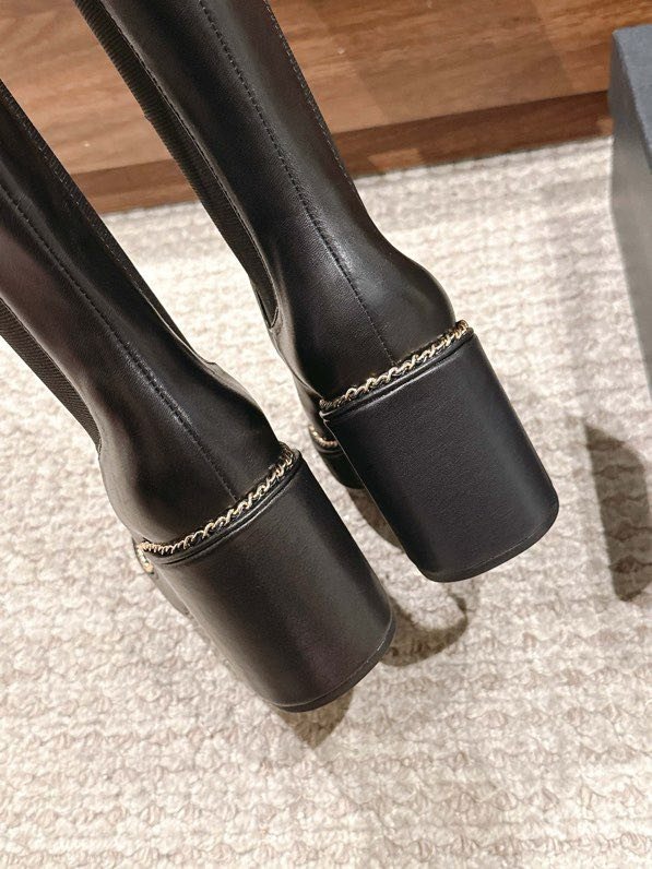 Сапоги Chanel с цепочкой на толстом каблуке фото 6