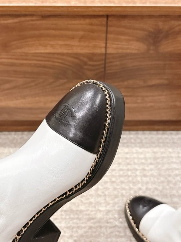 Сапоги Chanel с цепочкой на толстом каблуке фото 7