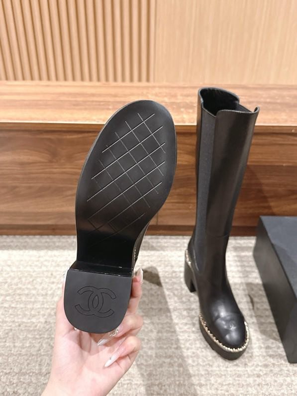 Сапоги Chanel с цепочкой на толстом каблуке фото 8