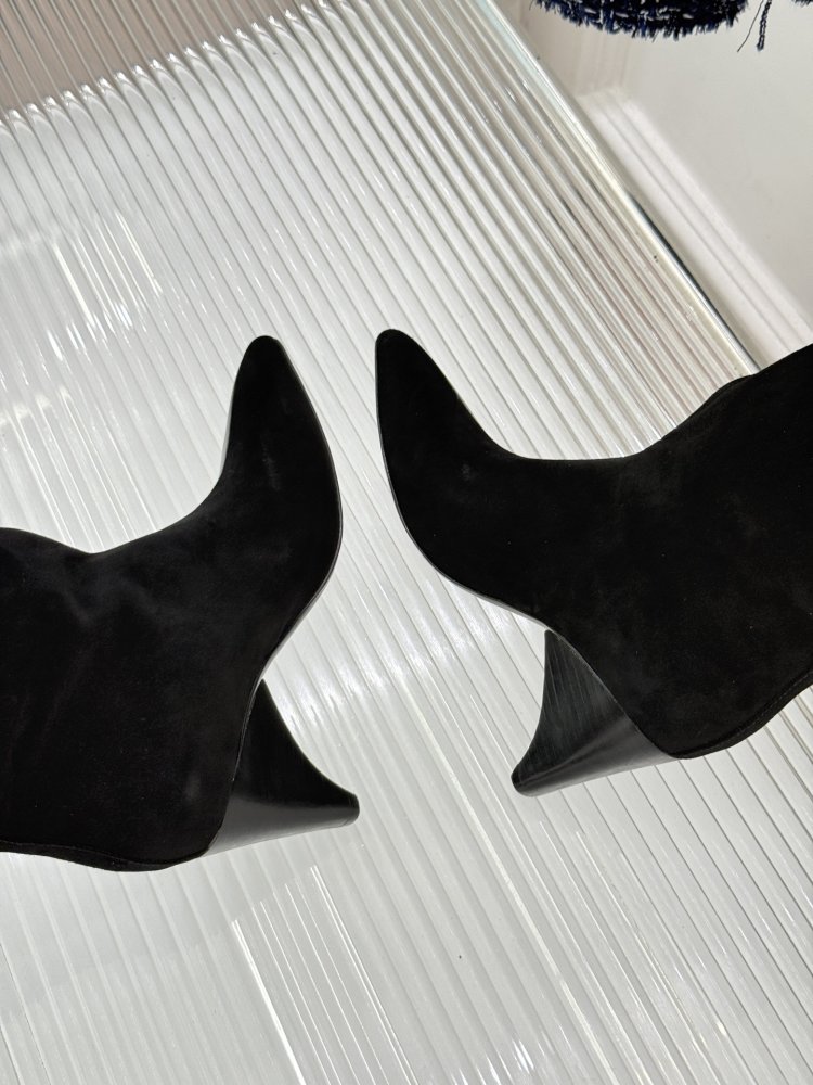 Сапоги кожаные на каблуке с острым носком фото 8