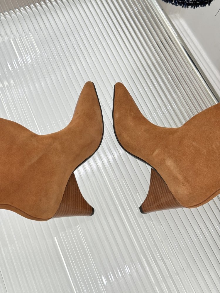 Сапоги кожаные на каблуке с острым носком фото 8