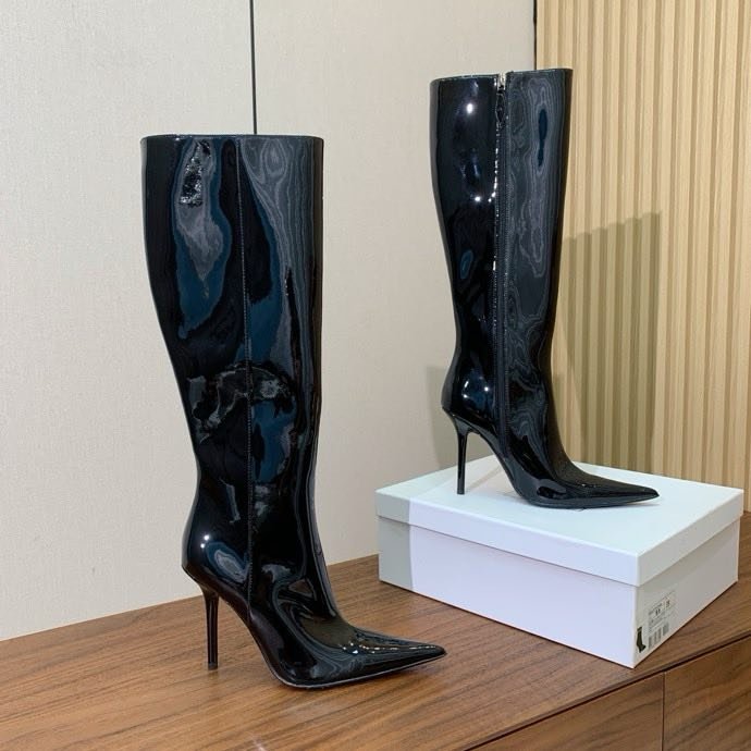 Сапоги кожаные с острым носком и высоким каблуком