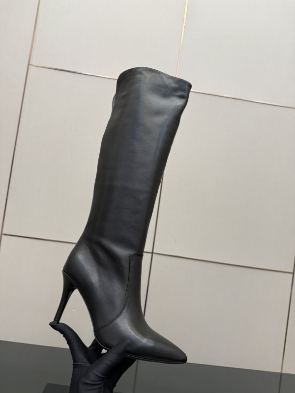 Чоботи на високому підборах