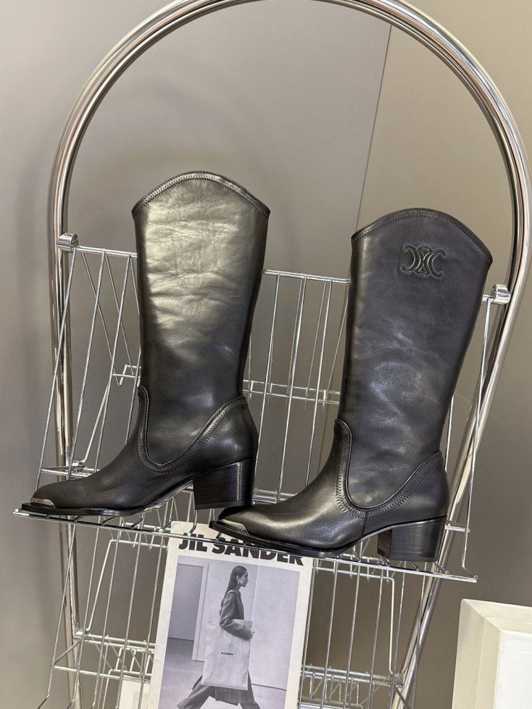 Чоботи жіночі шкіряні