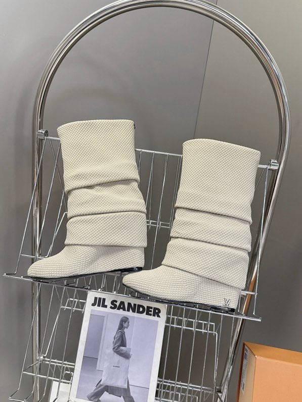 Сапоги женские на танкетке