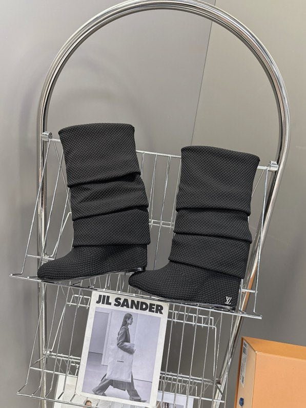 Сапоги женские на танкетке