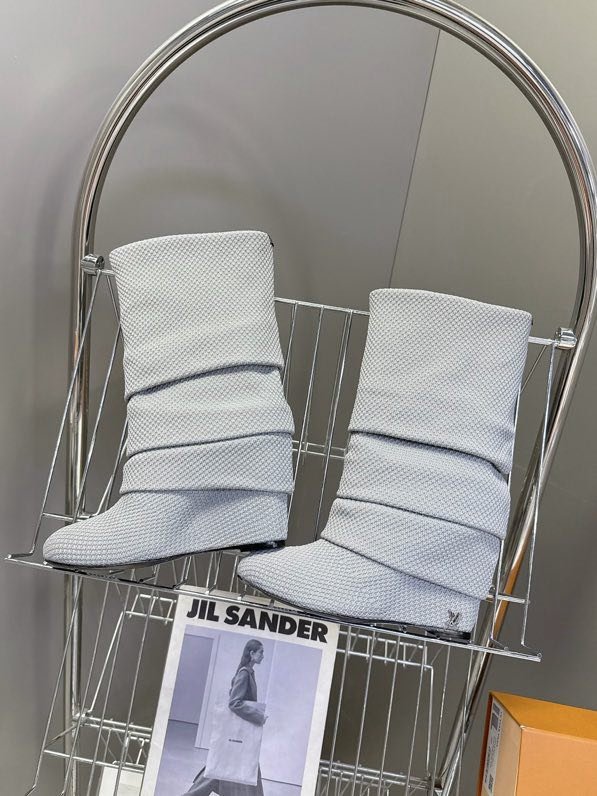 Сапоги женские на танкетке