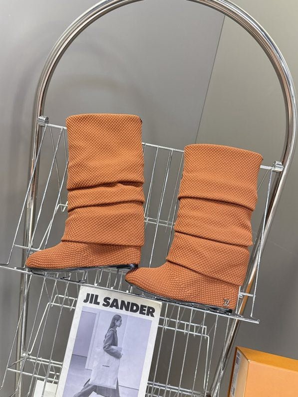 Сапоги женские на танкетке