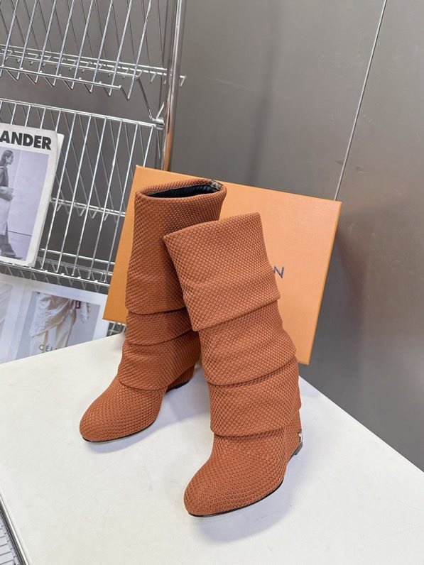 Сапоги женские на танкетке фото 2