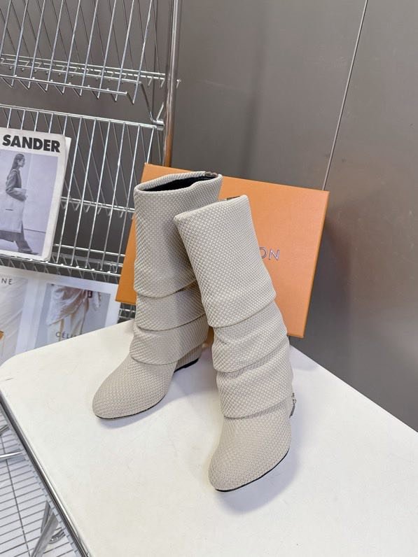 Сапоги женские на танкетке фото 6