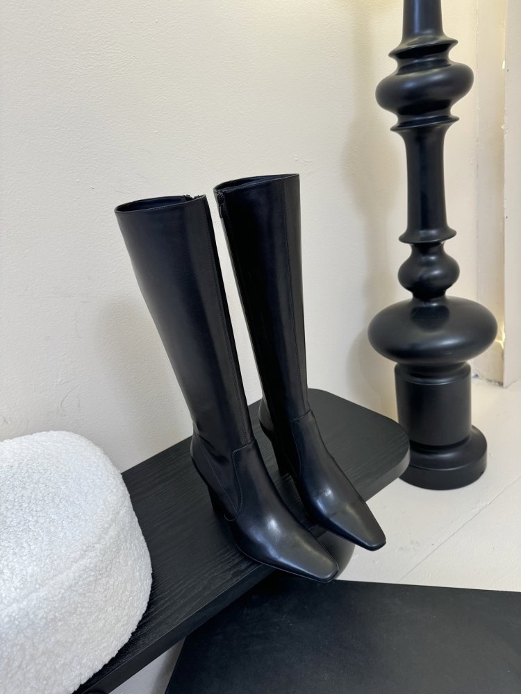 Сапоги женские на высоком каблуке с боковой молнией