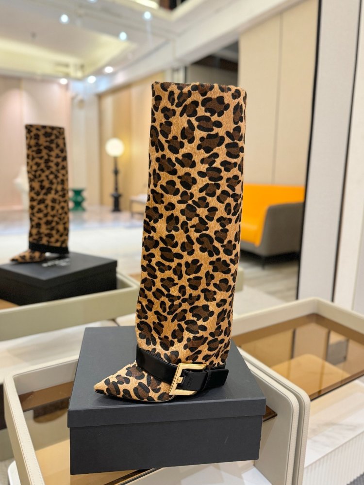 Чоботи жіночі на високому підборах