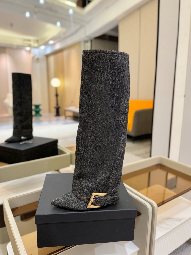 Чоботи жіночі на високому підборах