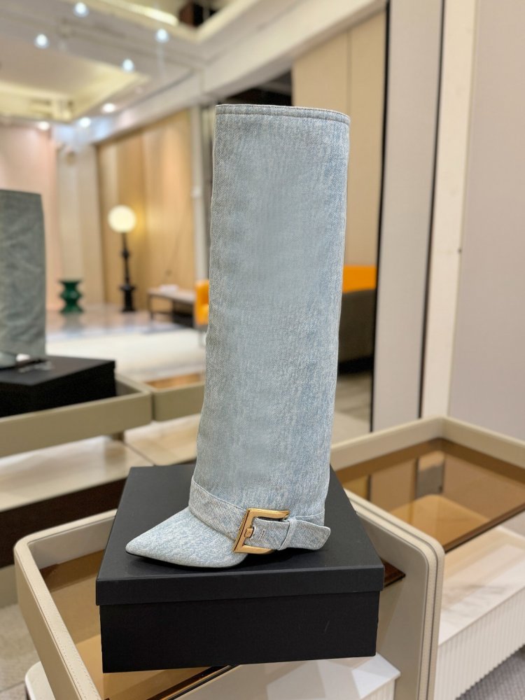 Чоботи жіночі на високому підборах