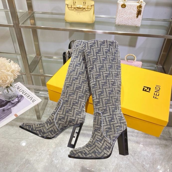 Сапоги женские на высоком каблуке