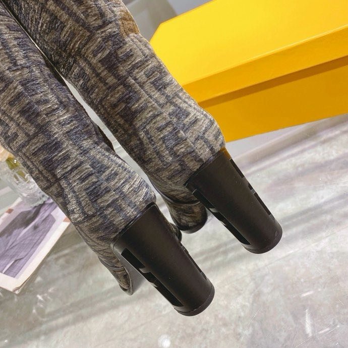 Сапоги женские на высоком каблуке фото 8