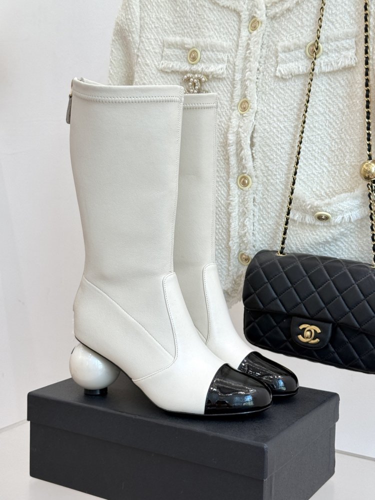 Чоботи жіночі з великим перловим каблуком Double C