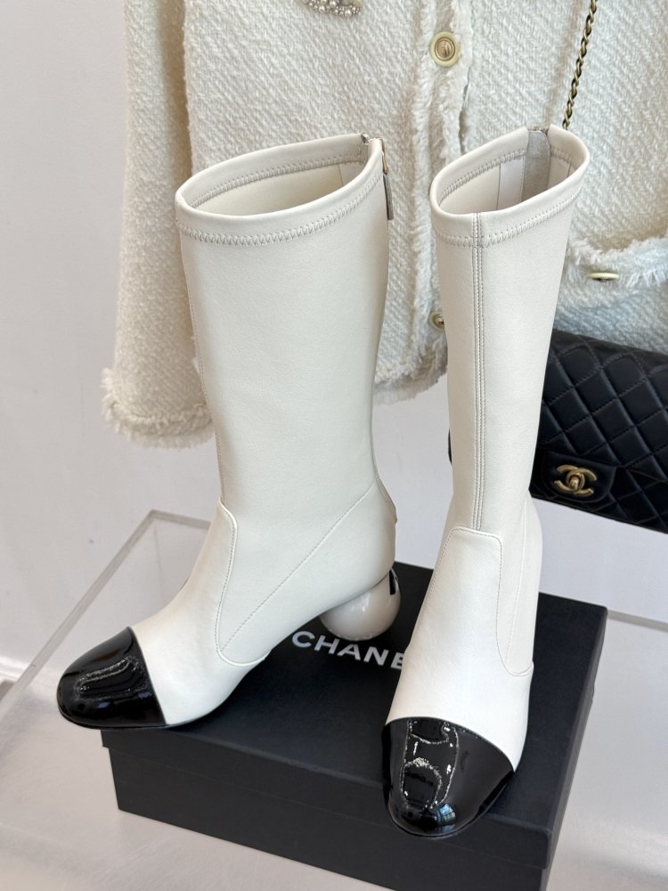 Чоботи жіночі з великим перловим каблуком Double C фото 2