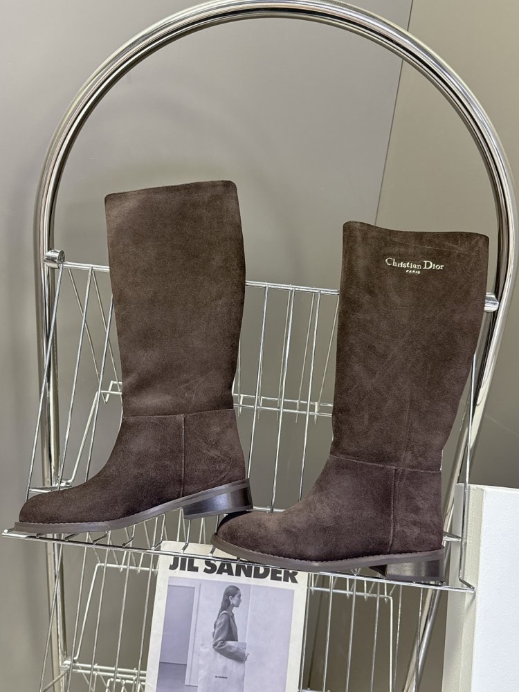 Сапоги женские с прямым голенищем