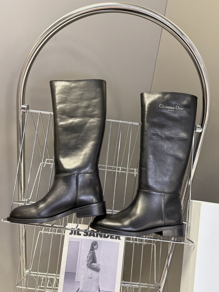 Сапоги женские с прямым голенищем