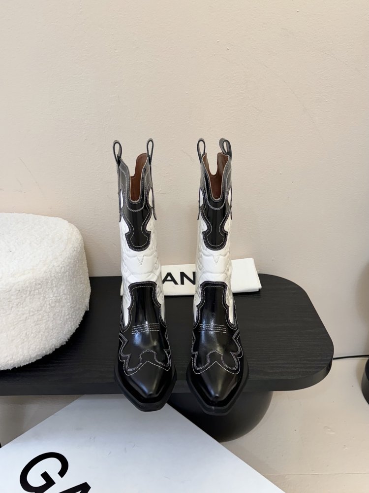 Чоботи жіночі