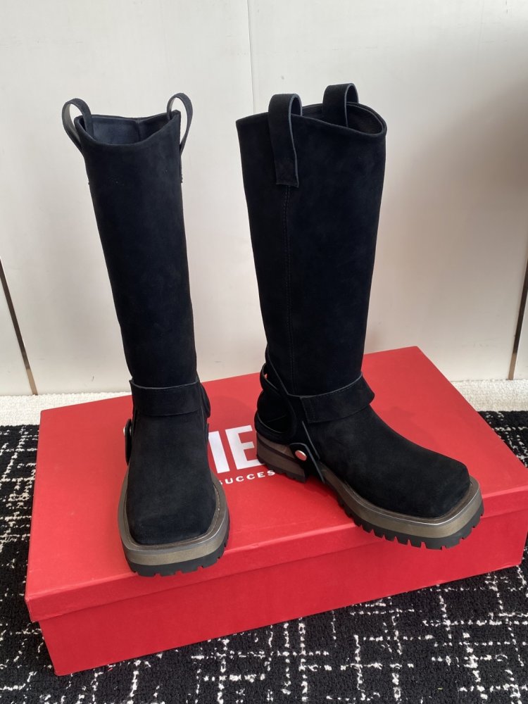 Чоботи жіночі