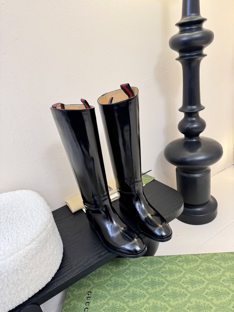 Чоботи жіночі