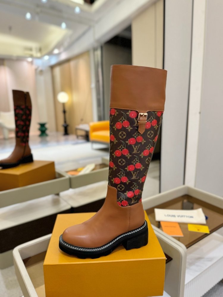 Чоботи жіночі