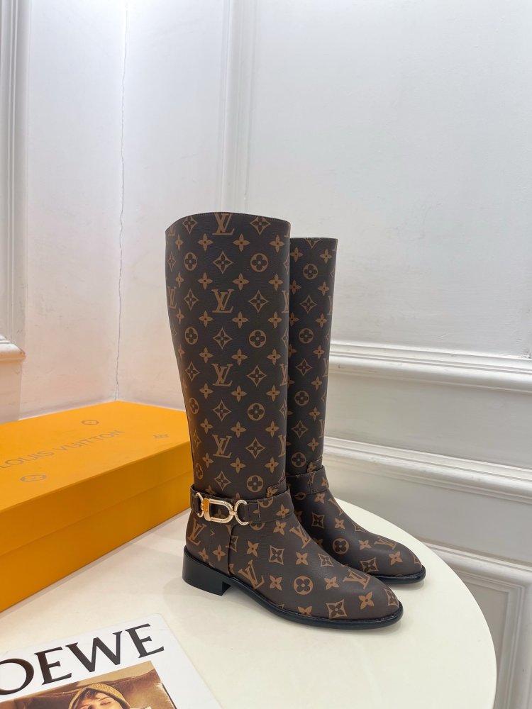 Чоботи жіночі